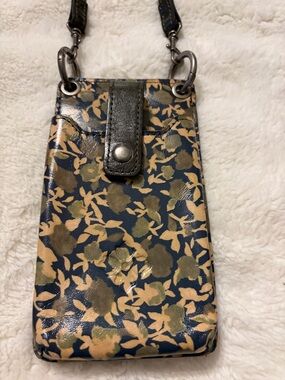Patricia Nash Farleigh crossbody wallet phone case in the Olive Groves pattern.